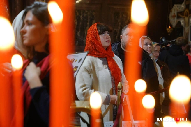 Прихожане начали собираться за час до начала церемонии | Источник: Саша Шмидт 