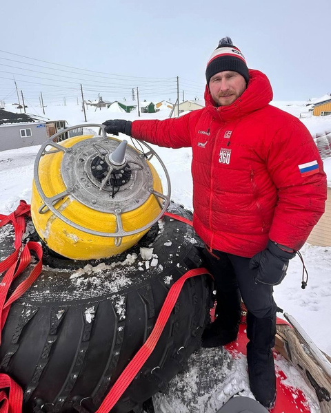20 минут откапывали из льда: фото шпионского буя, который россияне нашли в Чукотском море