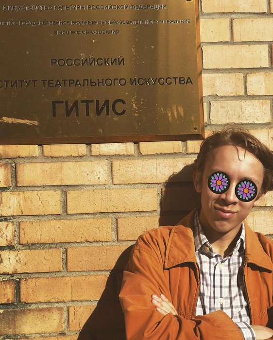 В 2018 год Зулькарнаев поступил в ГИТИС | Источник: lev_zul / Instagram*