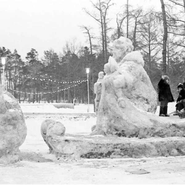 В 1978-м можно было посидеть в снежных санях Деда Мороза | Источник: А. А. Чепурко / Pastvu.com