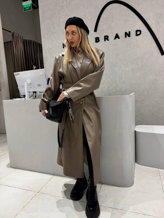 Кожаный тренч&nbsp;— лидер весны | Источник: Дарья Рожкова