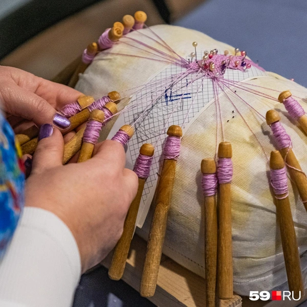 А вот еще вариант — кружево на коклюшках | Источник: Тимофей Калмаков / 59.RU