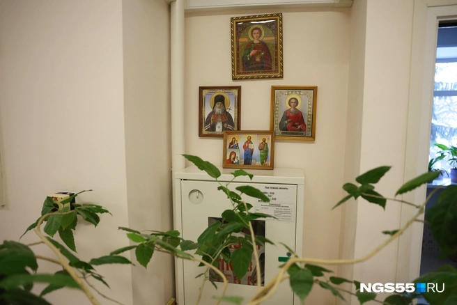 Закуток с иконами&nbsp;— одно из самых популярных мест у пациентов | Источник: Евгений Софийчук / NGS55.RU