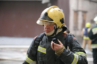 Пожарный ранен при тушении пожара после атаки с воздуха