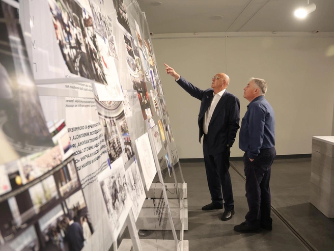 Основные события десятилетия работы центра отражены в масштабной фотоленте | Источник: Владислав Лоншаков / E1.RU
