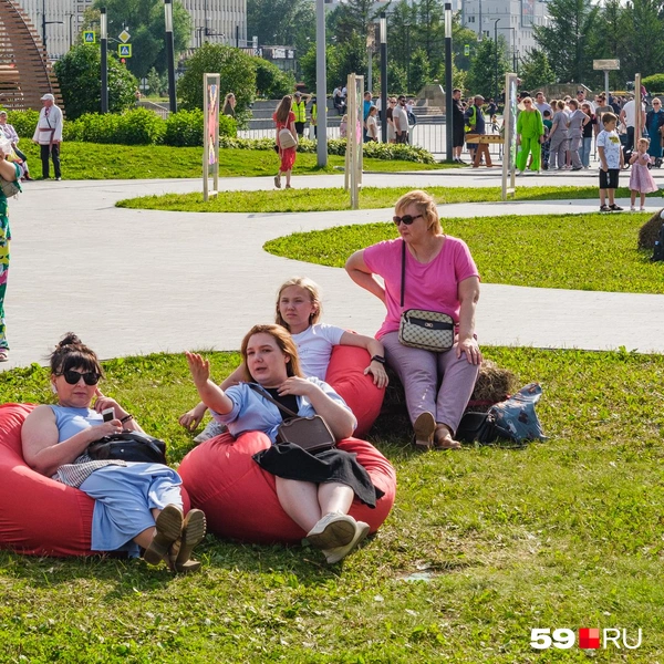 Некоторые пермяки устали стоять и отдыхали в креслах-мешках | Источник: Тимофей Калмаков / 59.RU