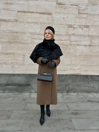 Этой зимой мы носим укороченные кейпы со всем: на платьях, пальто и даже на голое тело Этой зимой мы носим укороченные кейпы со всем: на платьях, пальто и даже на голое тело