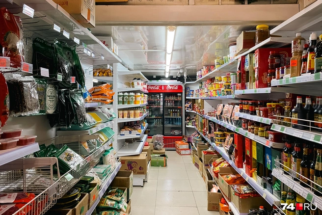 Небольшое помещение под потолок набито продуктами с иероглифами на упаковках | Источник: Виталий Гущинский
