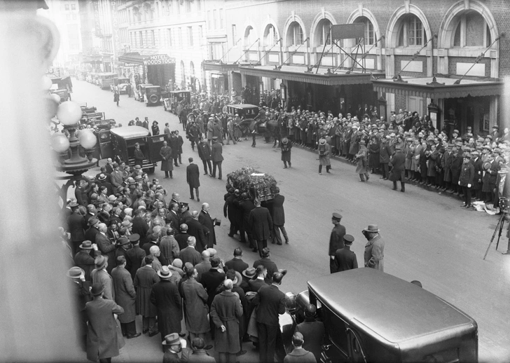 Похороны Гарри Гудини. 4 ноября 1926 года | Источник: Bettmann / Contributor / Getty Images