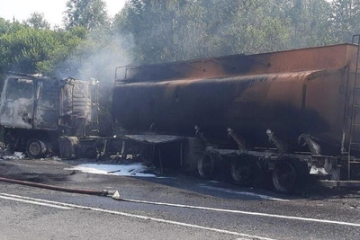 Бензовоз полностью выгорел на трассе Р-255 в Кузбассе