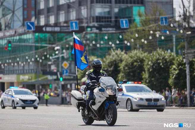 Днем в центре города прошел парад спецтехники, по Красному проспекту проехали десятки машин | Источник: Александр Ощепков / NGS.RU