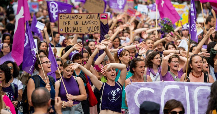 Швейцария поднялась на борьбу за равные права: Феминистская забастовка раздала голос