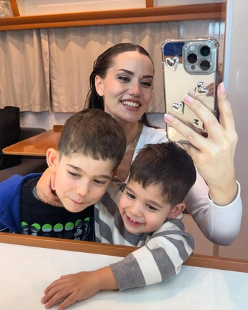У нее двое сыновей | Источник: evcenf / Instagram (экстремистская организация, деятельность запрещена на территории РФ)