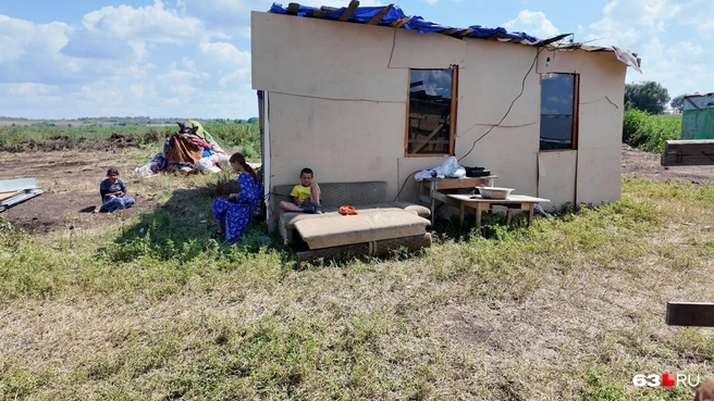 Погорельцы живут в наспех построенных хибарах | Источник: Алексей Ногинский / 63.RU