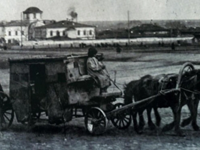 На этом фото 1920-х годов дилижанс проезжает через Южную площадь (площадь Революции). На фоне — Одигитриевский монастырь, на месте которого потом построили гостиницу «Южный Урал» | Источник: Центр историко-культурного наследия г.Челябинска / Vk.com
