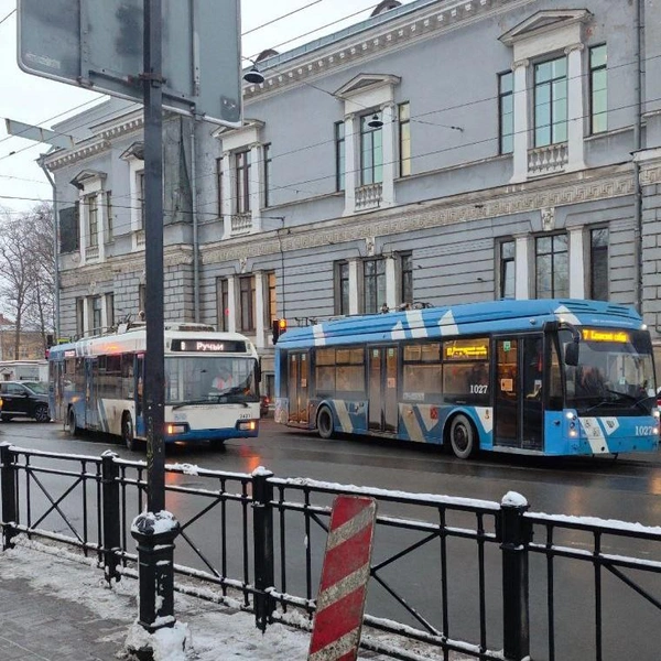 «Сломался троллейбус, и ДТП с грузовиком». Загородный проспект засветился «бордовым» | Источник: Мегаполис | ДТП и ЧП | Санкт-Петербург | Питер