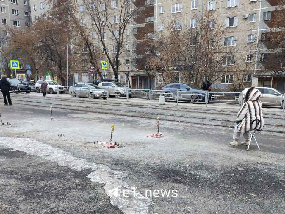 Екатеринбуржцы ждут автобус на своих стульях