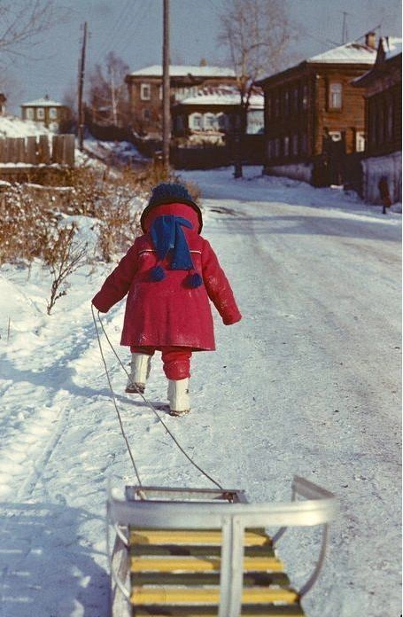 Закончить фотоленту мы решили еще одним ребенком с санями, но уже на цветной фотографии  | Источник: pastvu.com