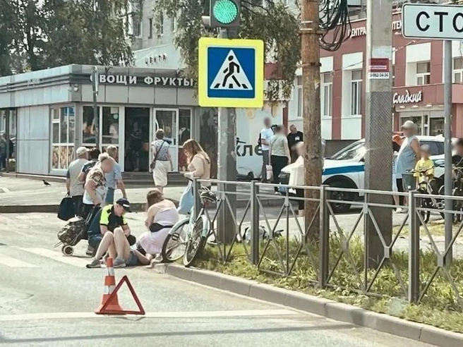 Медики увозят пострадавшую с места аварии | Источник: Жесть Ярославль / Max