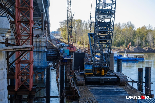 Краны еще стоят на баржах | Источник: Булат Салихов / UFA1.RU