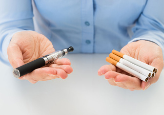 Ученые заявили, что электронные сигареты безопаснее обычных