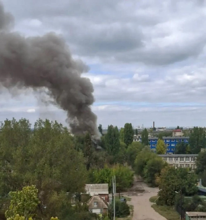 Заброшенный дом регулярно вспыхивает и угрожает детскому саду пожаром | Источник: читатели V1.RU
