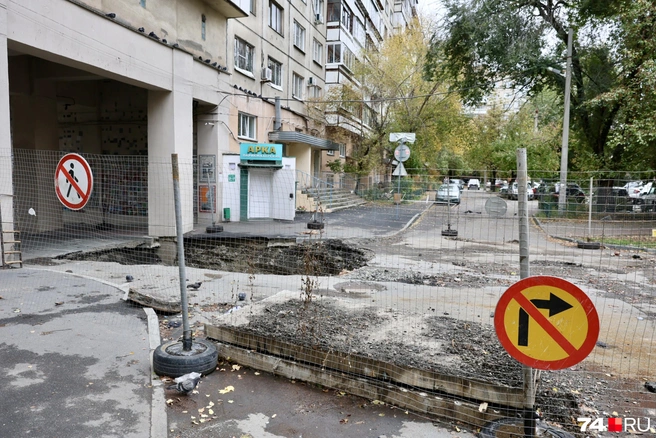 Однако сейчас тут раскопки, водителям приходится искать объезд | Источник: Михаил Шилкин