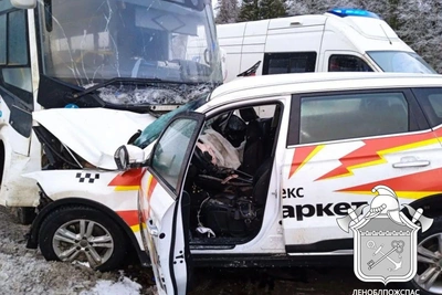 ДТП с автобусом и такси на трассе «Нарва» в Ленобласти