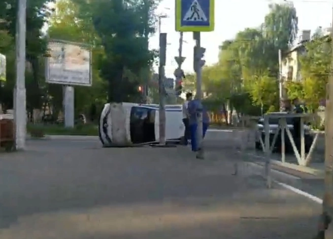 В центре Рязани перевернулось такси, серьезно пострадал 21-летний пассажир | ya62.ru