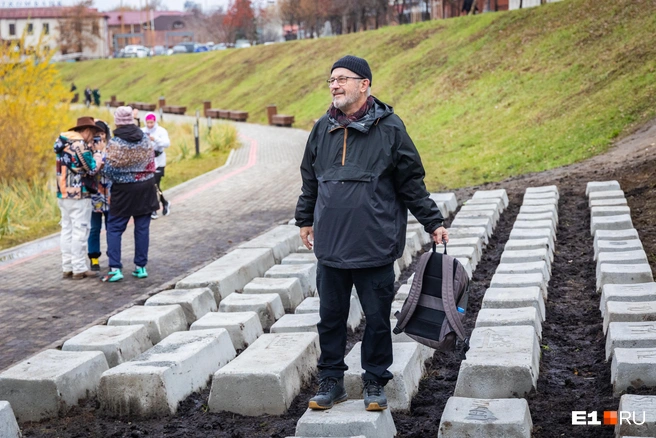 Автор памятника прошелся по своему творению | Источник: Владислав Лоншаков / E1.RU