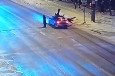 В Архангельске автомобиль сбил пешеходов на красный свет