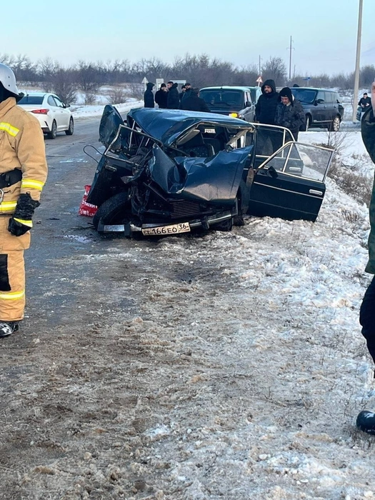 Предварительно, 17-летний водитель «шестёрки» не пропустил КамАЗ, ехавший по главной дороге | Источник: t.me/mtv36
