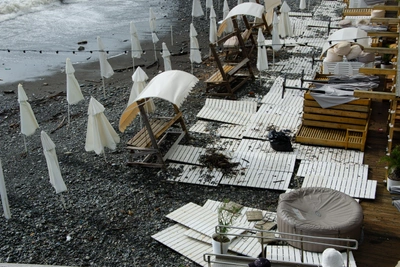 Шторм в Сочи разгромил пляжи — видео