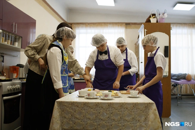 В школе оборудована уютная кухня почти как дома | Источник: Андрей Бортко / NGS.RU