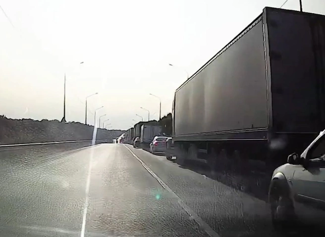Видео: на Южной окружной водитель едет по встречке и комментирует происходящее | ya62.ru