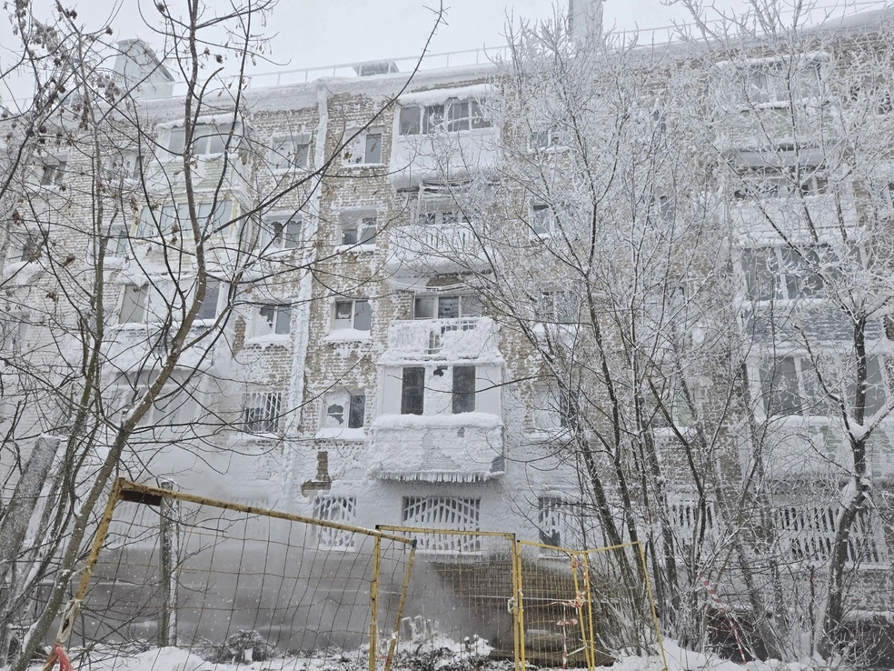 После прорыва трубы в Рыбинске обледенела пятиэтажка | Источник: Анна Кудрявцева, «Теплоресурс Рыбинск» / Vk.com