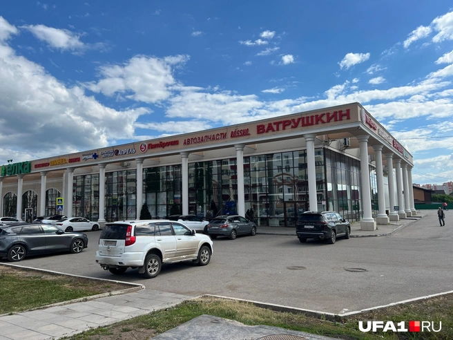 По-моему, единственное место в городе, где введён дизайн-код вывесок | Источник: Андрей Бирюков / UFA1.RU