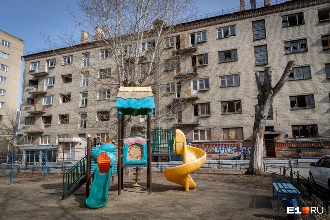 С первого взгляда можно и не заметить, в каком состоянии дом | Источник: Владислав Лоншаков / E1.RU