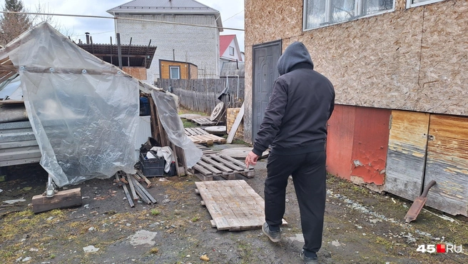 Путь через воду на участке Алексея был выложен поддонами | Источник: Александр Лисихин / 45.RU 