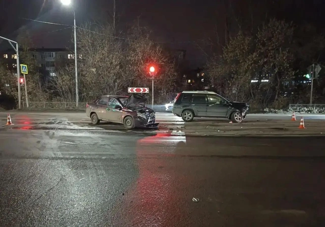Автомобили получили серьезные повреждения, а находившиеся в них люди — травмы | Источник: «Госавтоинспекция Омской области» / max.ru