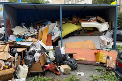 Свалка у подъезда дома на Красного Знамени во Владивостоке