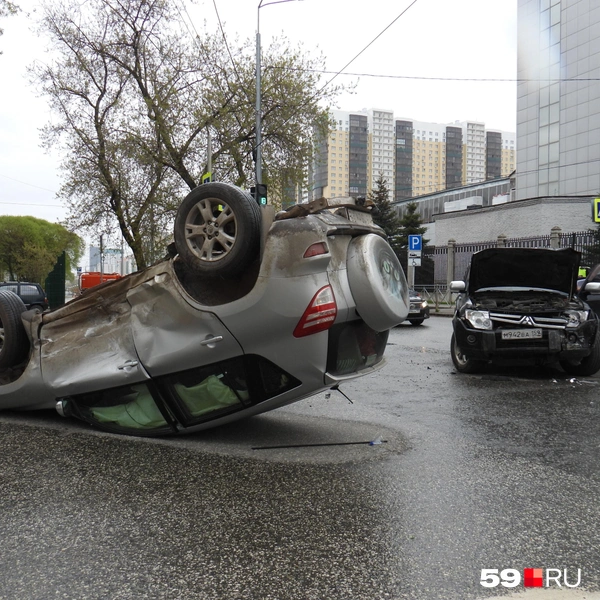 От удара в бок у Toyota помялись правые двери и сработали подушки безопасности  | Источник: Кирилл Хафизов / 59.RU
