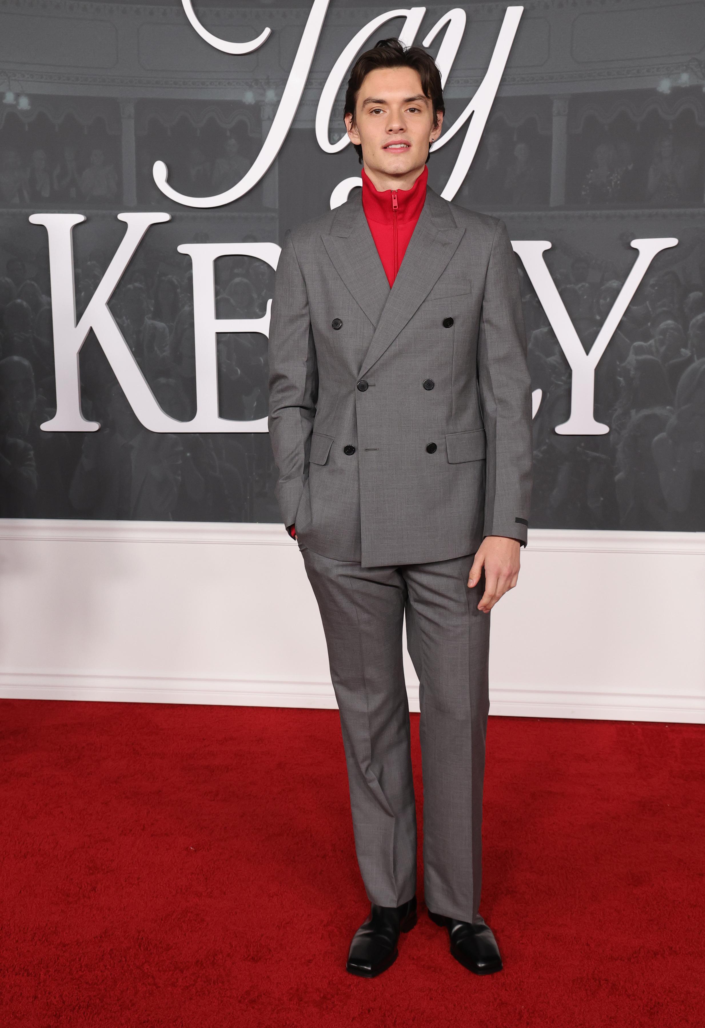 Брэд Питт из-за стресса сменил имидж, но эффектная Кроуфорд отвлекла от него внимание на премьере Джей Келли