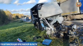 «Газель» развалилась на части от удара | Источник: Госавтоинспекция Ярославской области / Max