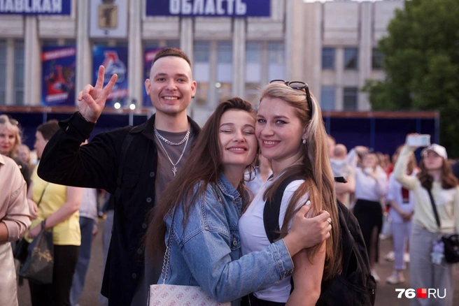 Памятные фото в такой день делали многие | Источник: Кирилл Поверинов / 76.RU