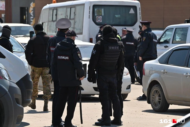 Беру ростов на дону. Оцепление в масках на м4 Дон. Оцепление района в Нижневартовске на месте взрыва фото. Вятская 45/1 Ростов на Дону оцепление полицией. Как выглядит Ростов скорционеры.