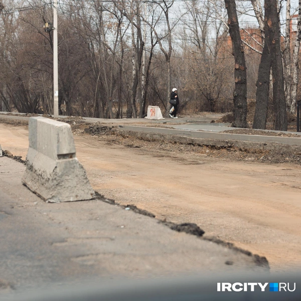 Здесь будут полностью переустраивать дорожную одежду, одной лишь заменой верхнего слоя дело не ограничится | Источник: Даниил Конин / «ИрСити»