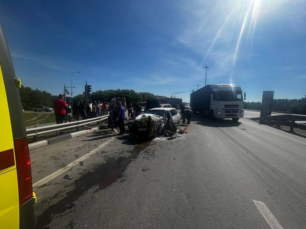 Одна девушка погибла и шесть человек пострадали в ДТП на Советском шоссе в  Новосибирске - 23 августа 2023 - НГС.ру