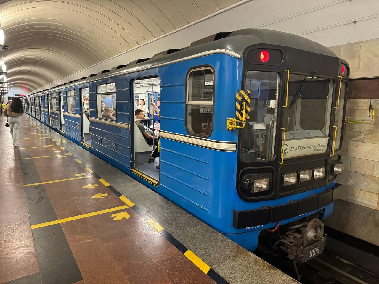 Станцию метро «Площадь 1905 года», где погиб парень, открыли. Фото с места трагедии