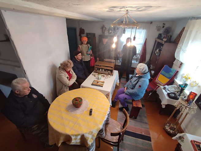 В «Клубе любителей истории Мерети» собрались местные жители, чтобы пообщаться с журналистом | Источник: Илья Калинин / NGS.RU